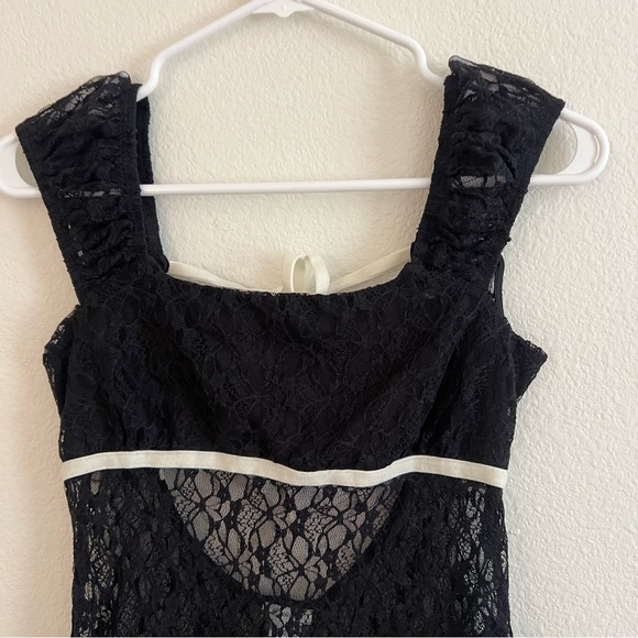 Urban Outfitters Kimchi Blue Penelope Lace Keyhole Back
Asymmetric Top - Picture 6 of 9